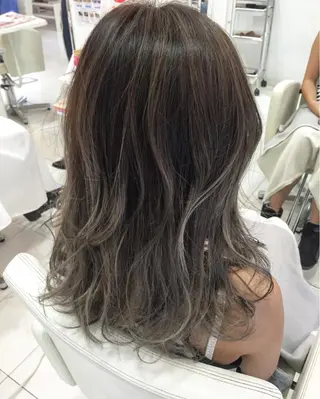 カラー 稲荷 友美のヘアスタイル