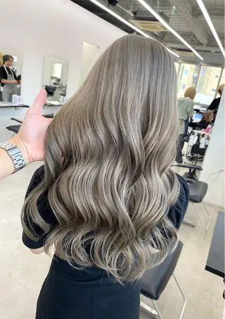 セミロング カラー 新美 蓮のヘアスタイル