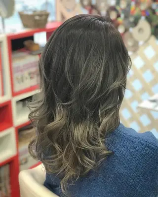 ロング カラー 岩谷/ブリーチ 🪽透明感カラーのヘアスタイル