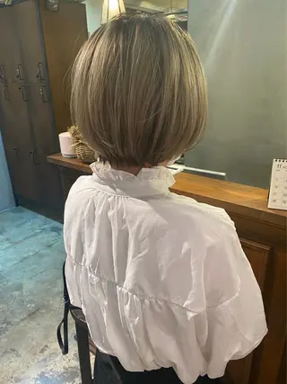 ショート カラー 中村 彩乃のヘアスタイル