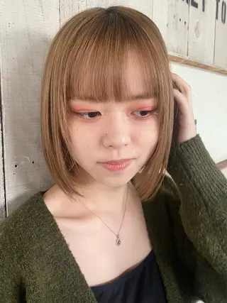 ショート ブリーチカラー/ブロ ンドレイヤーカットのヘアスタイル