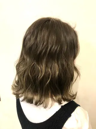 ミディアム カラー 岩谷 愛依のヘアスタイル