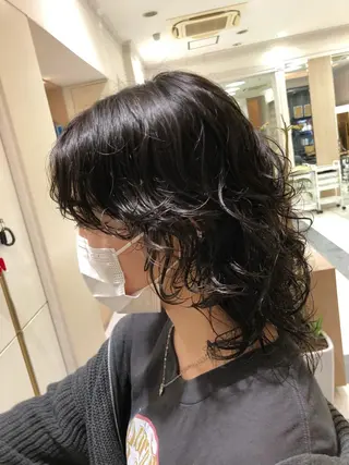 セミロング パーマ 渕向 克海のヘアスタイル
