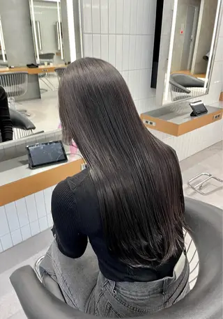 セミロング カラー 圧倒的 毛流れ センターパートのヘアスタイル