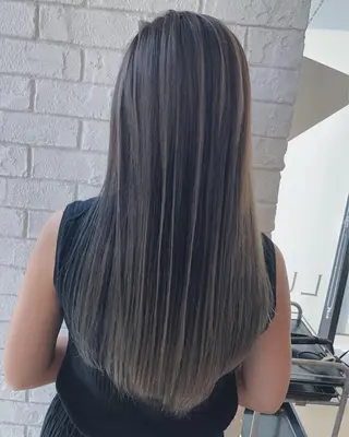 ロング カラー 梅田/レイヤーカット /ミルクティーカラーのヘアスタイル