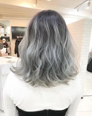 ミディアム カラー にしき さんのヘアスタイル