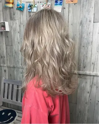 セミロング カラー 吉野 瑳桜のヘアスタイル