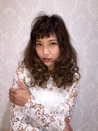 ミディアム セミロング カラー ハットリ ユウイチのヘアスタイル