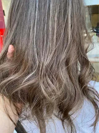 セミロング カラー デザインカラー✨新倉 佑奈のヘアスタイル