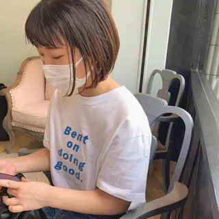 ショート SAKINO． ベージュカラーのヘアスタイル