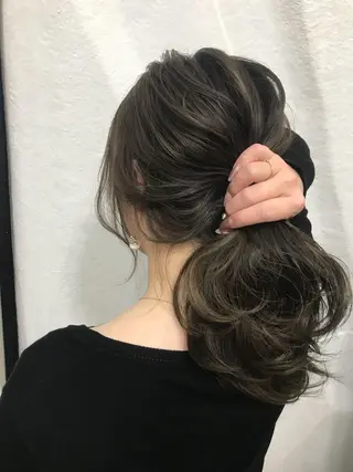 ミディアム カラー ヘアアレンジ 白髪ぼかしハイライト バレイヤージュヤマトのヘアスタイル
