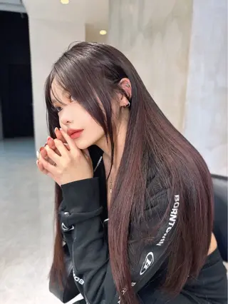 ロング カラー レイヤーカット 透明感カラーのヘアスタイル