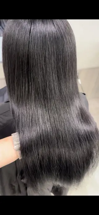 ロング 赤みなしオリーブ ハイトーン×レイヤーのヘアスタイル