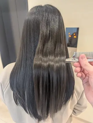 ロング 艶髪／オリーブ系／ 肌が綺麗に見えるお色のヘアスタイル