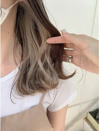 カラー ハイトーン/デザイン KURUMIのヘアスタイル