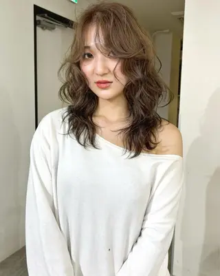 ミディアム カラー mizuki/ピンク ベージュ.レイヤーのヘアスタイル
