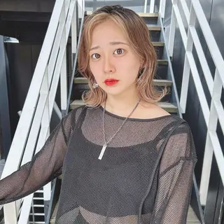 ミディアム 韓国🇰🇷レイヤー カットオリーブカラーのヘアスタイル