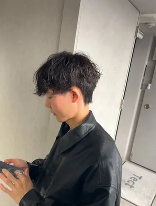 ショート カラー パーマ メンズ 【シャドウパーマ センターパート】義心のヘアスタイル