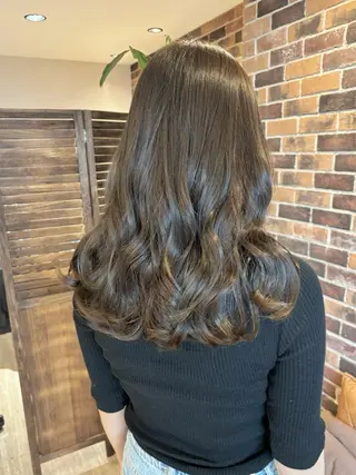 セミロング 艶髪／透け感カラー ／ＲＹＯのヘアスタイル