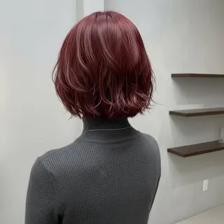 ミディアム 💕透明感赤味カラー ぱっつんボブ🩷のヘアスタイル