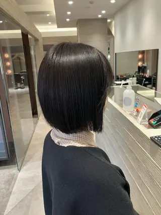 ショート カラー サキ🤍ハイトーン 🩰くびれ巻きヘアのヘアスタイル