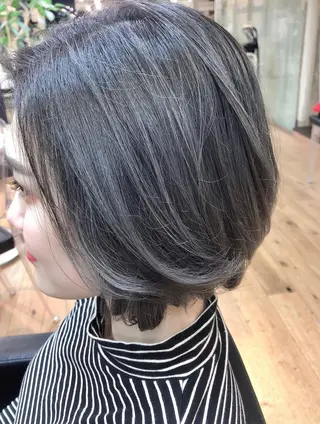 ミディアム カラー ショート・ウルフ✂︎ 安住有咲子のヘアスタイル