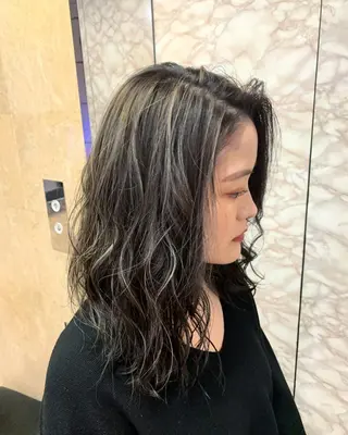 ミディアム カラー 🌟小顔レイヤー× 赤み消し透明感カラーのヘアスタイル
