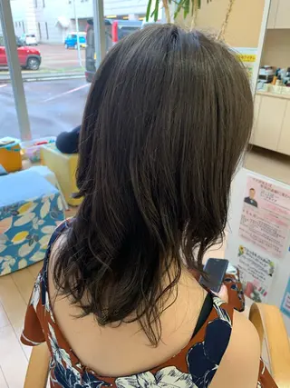 セミロング カラー 吉川 茉由子のヘアスタイル