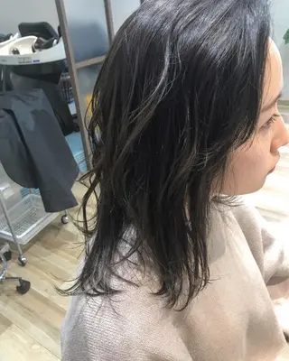 ミディアム 稲荷 友美のヘアスタイル