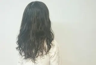ロング パーマ カラー 透明感ハイライト◎ 伊藤夏海のヘアスタイル
