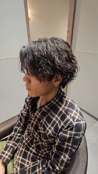 ミディアム パーマ メンズ 縮毛矯正をしている人 のためのカラーのヘアスタイル