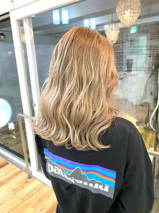 ミディアム 岩尾 凪のヘアスタイル