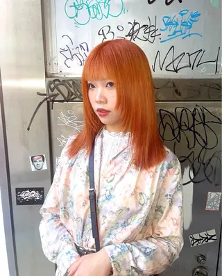 セミロング Muミュー/ブリーチ ハイトーン　Wカラーのヘアスタイル