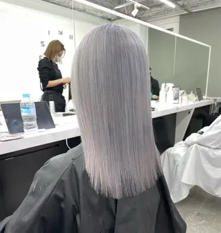セミロング ハイトーン/艶カラー 𝐧𝐨𝐚のヘアスタイル