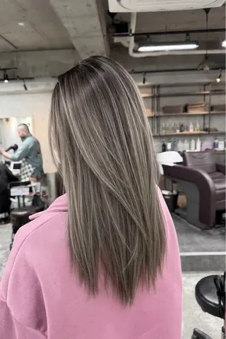 ロング 横浜🦋ハイトーン 🫐シャドウルーツのヘアスタイル