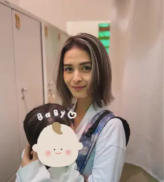 ミディアム エクステ/ハイトーン /レイヤーカットのヘアスタイル