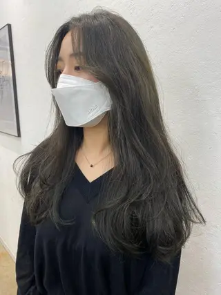 ロング カラー オリーブ/アッシュ やわらか透明感カラーのヘアスタイル