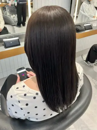 ミディアム カラー 圧倒的 毛流れ センターパートのヘアスタイル
