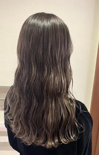 ロング カラー 蓮見  友里のヘアスタイル