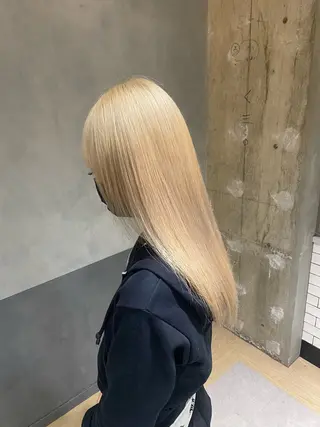 ロング ハイトーンエフェクト ブリーチいち丸のヘアスタイル