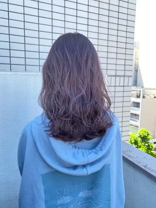 セミロング 寒色＆ブリーチ特化 寒色MiOのヘアスタイル