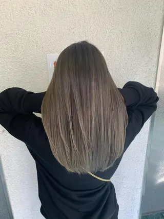 セミロング カラー ブリーチ特化/ハイト ーン/ホワイトカラーのヘアスタイル