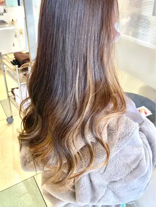 ミディアム カラー 小野 茉奈美のヘアスタイル