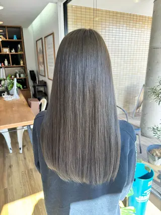 ロング カラー ツキダテ ユイのヘアスタイル
