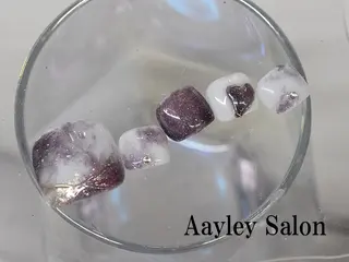カラー ネイル Aayley アイリ―サロンのネイルデザイン