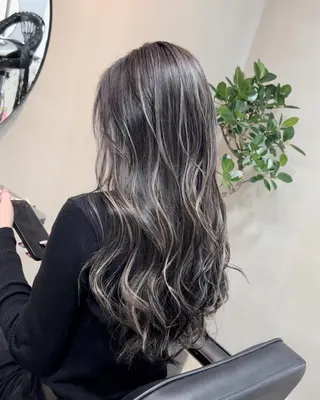ロング カラー リサ tonieのヘアスタイル