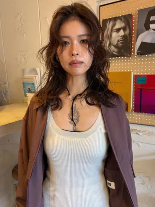 セミロング パーマ Loom.所属・村上雅人 ナチュラルモードのヘアスタイル