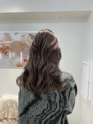 ロング ハイトーン デザインカラーのヘアスタイル