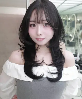 セミロング がわ/ハイレイヤー /ハイトーンカラーのヘアスタイル