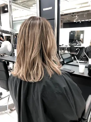 ロング 白髪ぼかしモデル募集 赤岡翔太のヘアスタイル